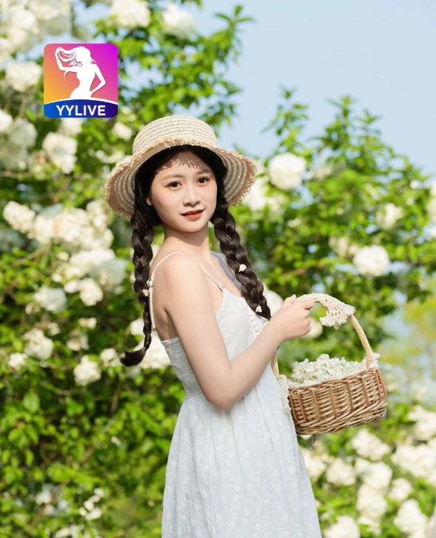 Minh Hằng YYLIVE