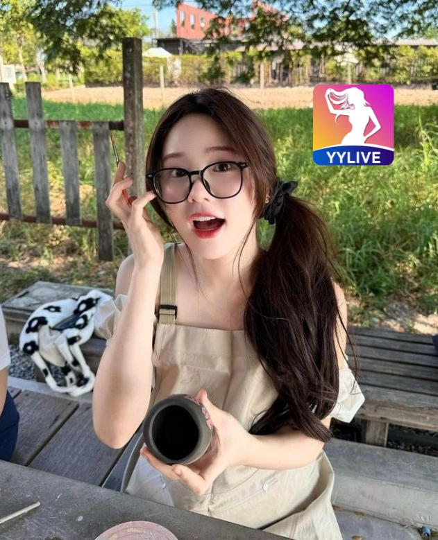 Nia Saputra YYLIVE