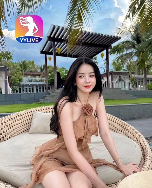 Clara Webb YYLIVE